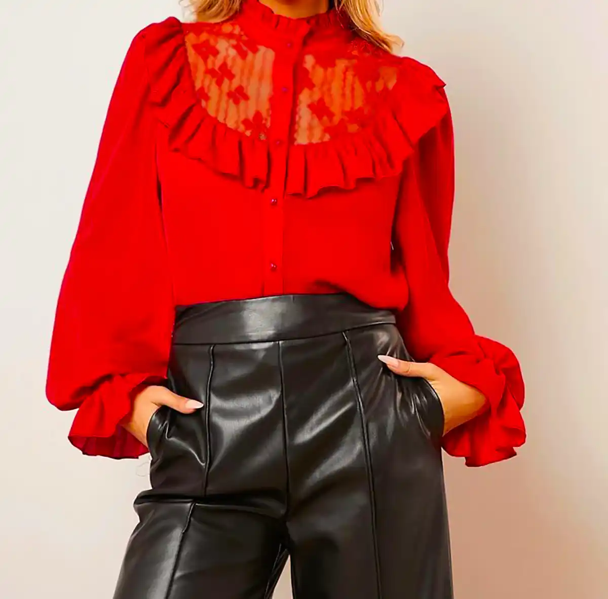 بلوز قرمز زنانه