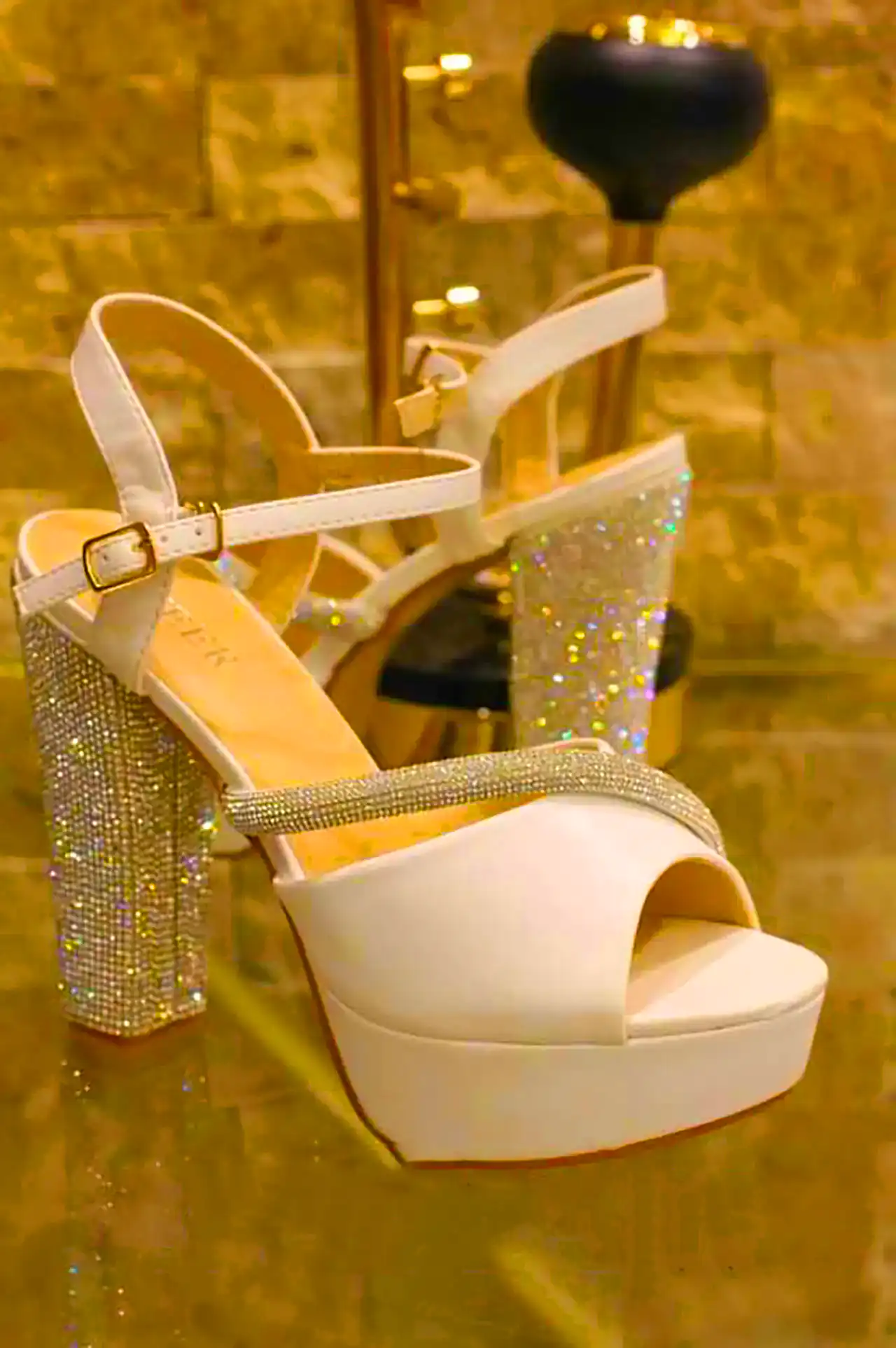 کفش سفید عروس