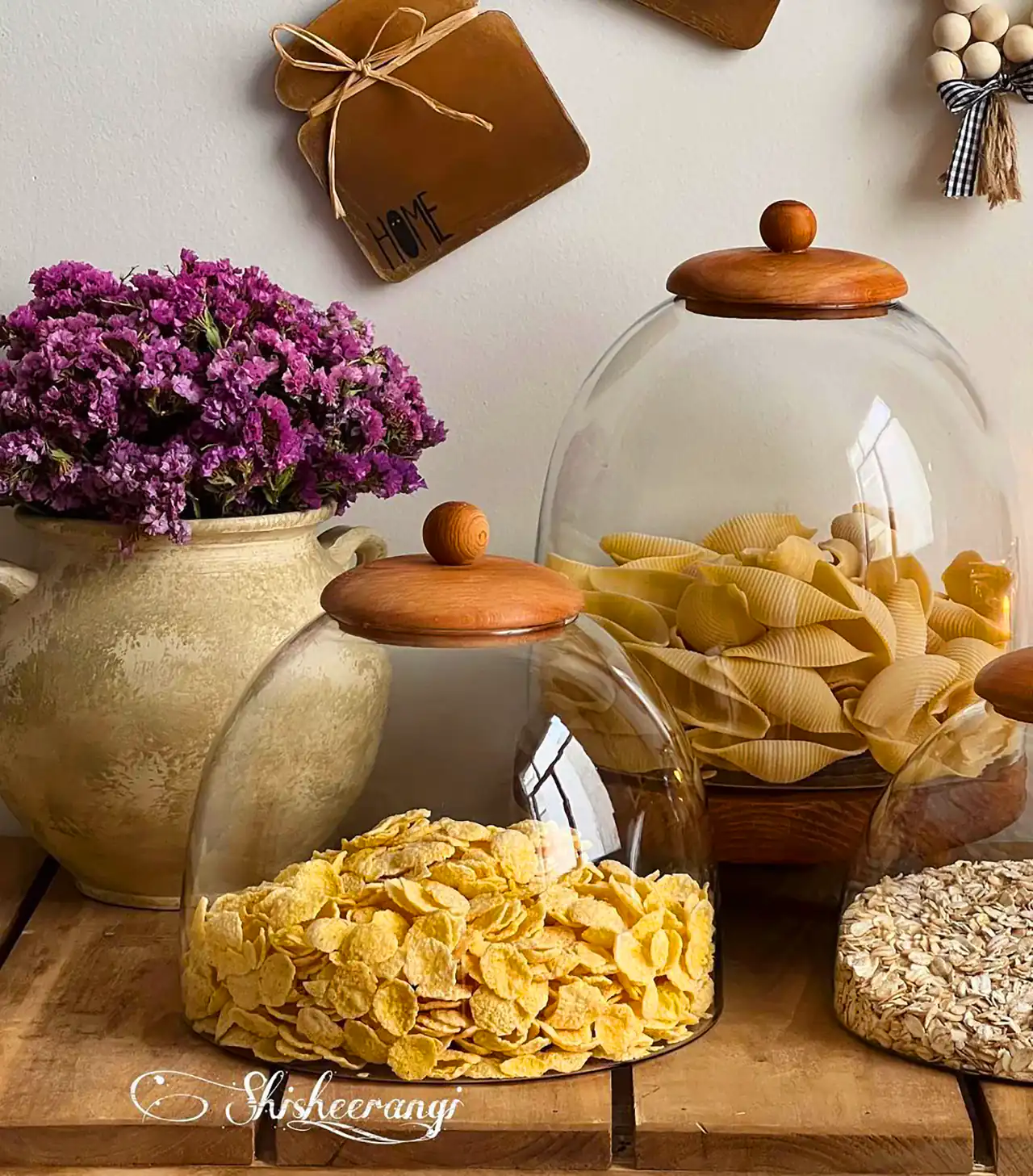 بانک تنقلات شیشه ای درب چوبی