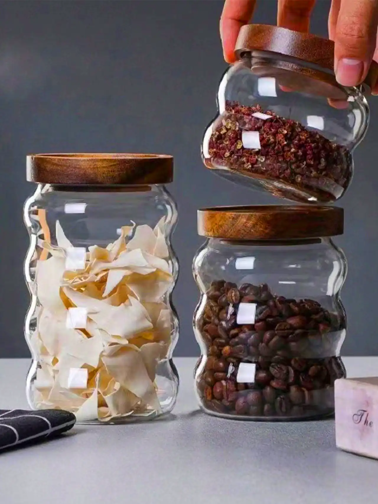 بانک تنقلات شیشه ای درب چوبی