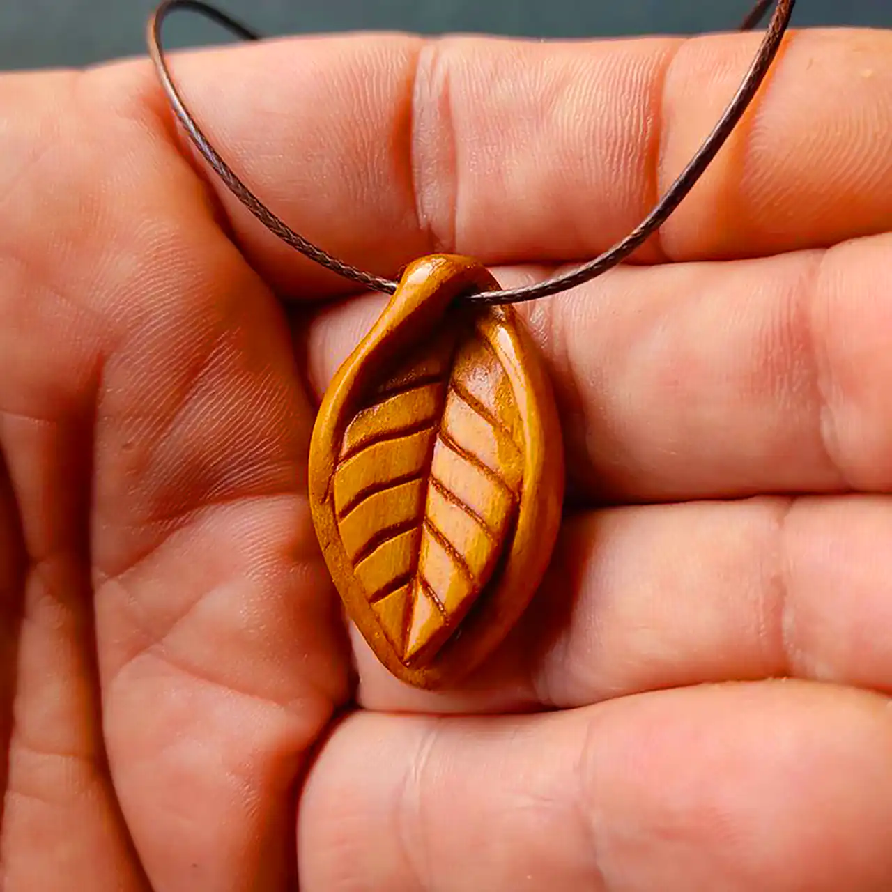 گردنبند چوبی طرح برگ