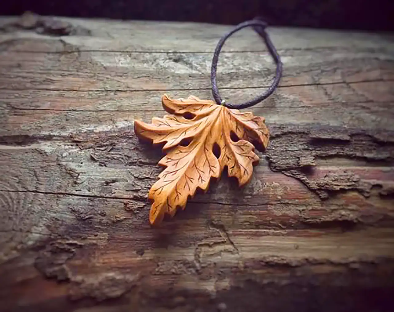 گردنبند چوبی طرح برگ