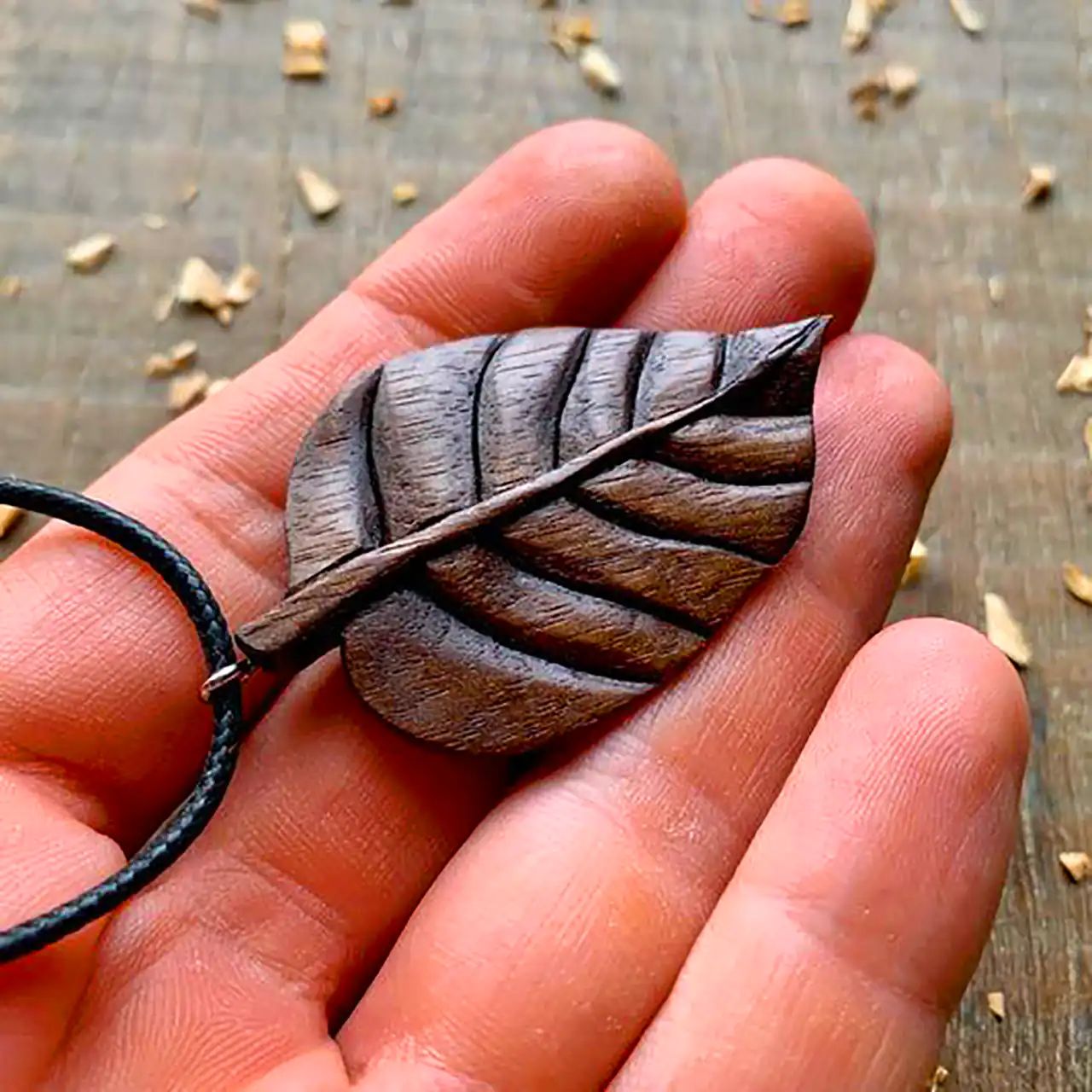 گردنبند چوبی طرح برگ