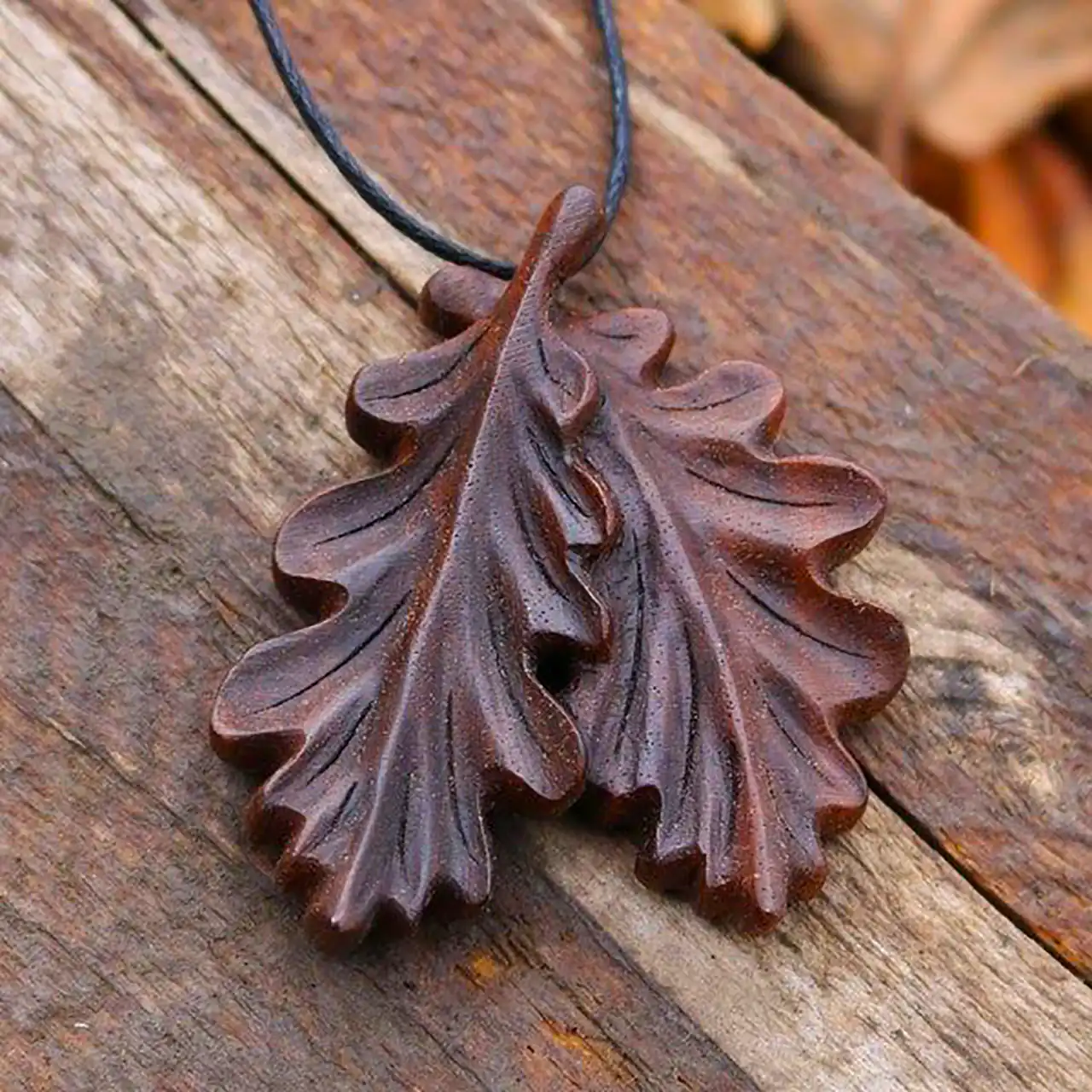 گردنبند چوبی طرح برگ