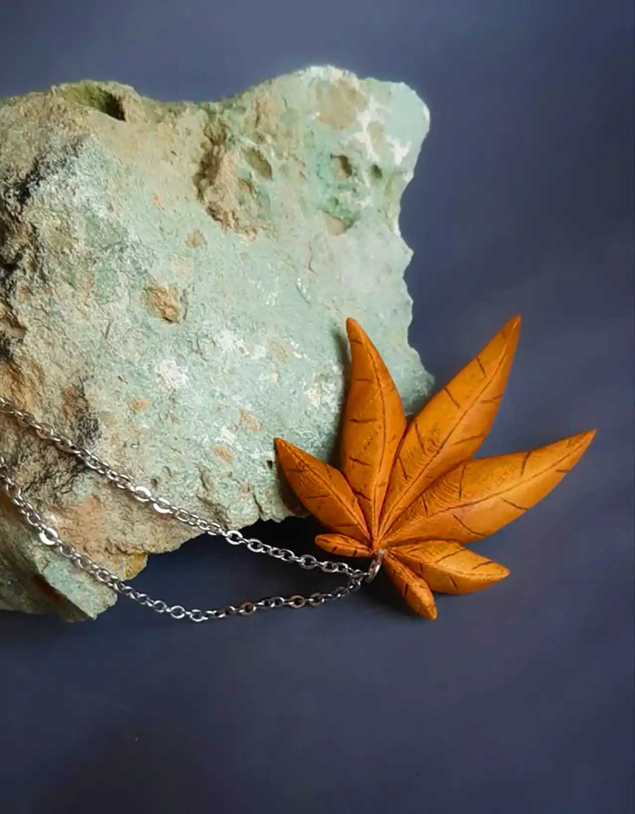 گردنبند چوبی طرح برگ