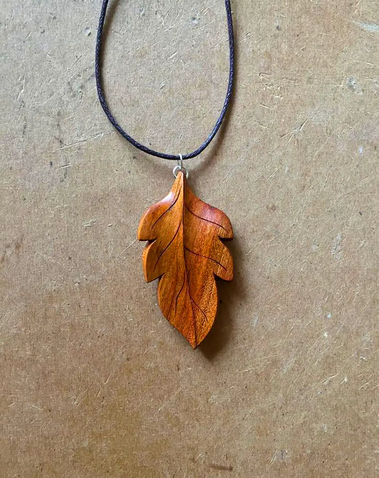 گردنبند چوبی طرح برگ