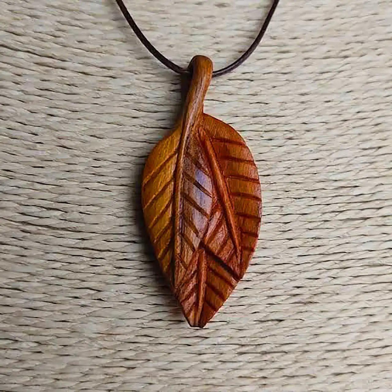 گردنبند چوبی طرح برگ