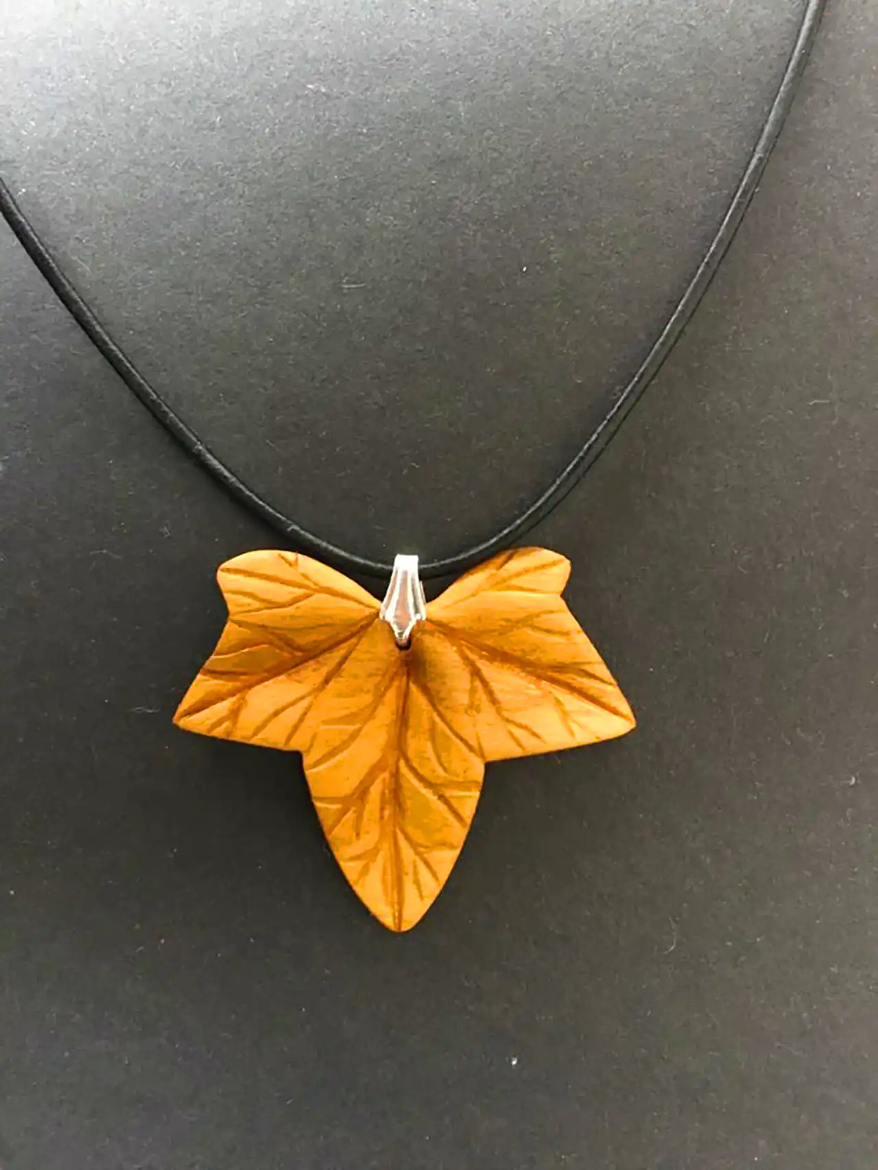 گردنبند چوبی طرح برگ