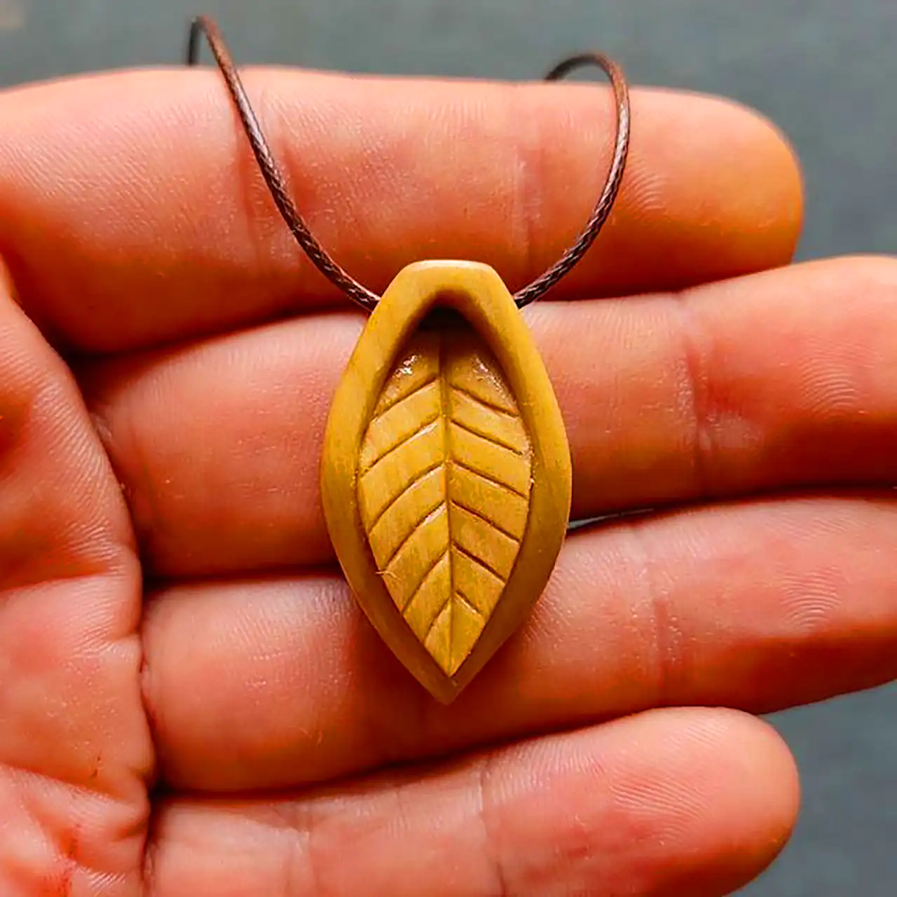 گردنبند چوبی طرح برگ