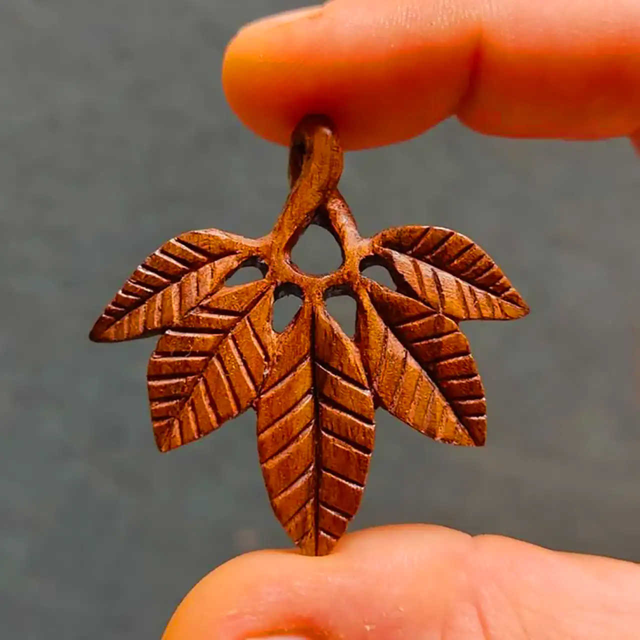 گردنبند چوبی طرح برگ