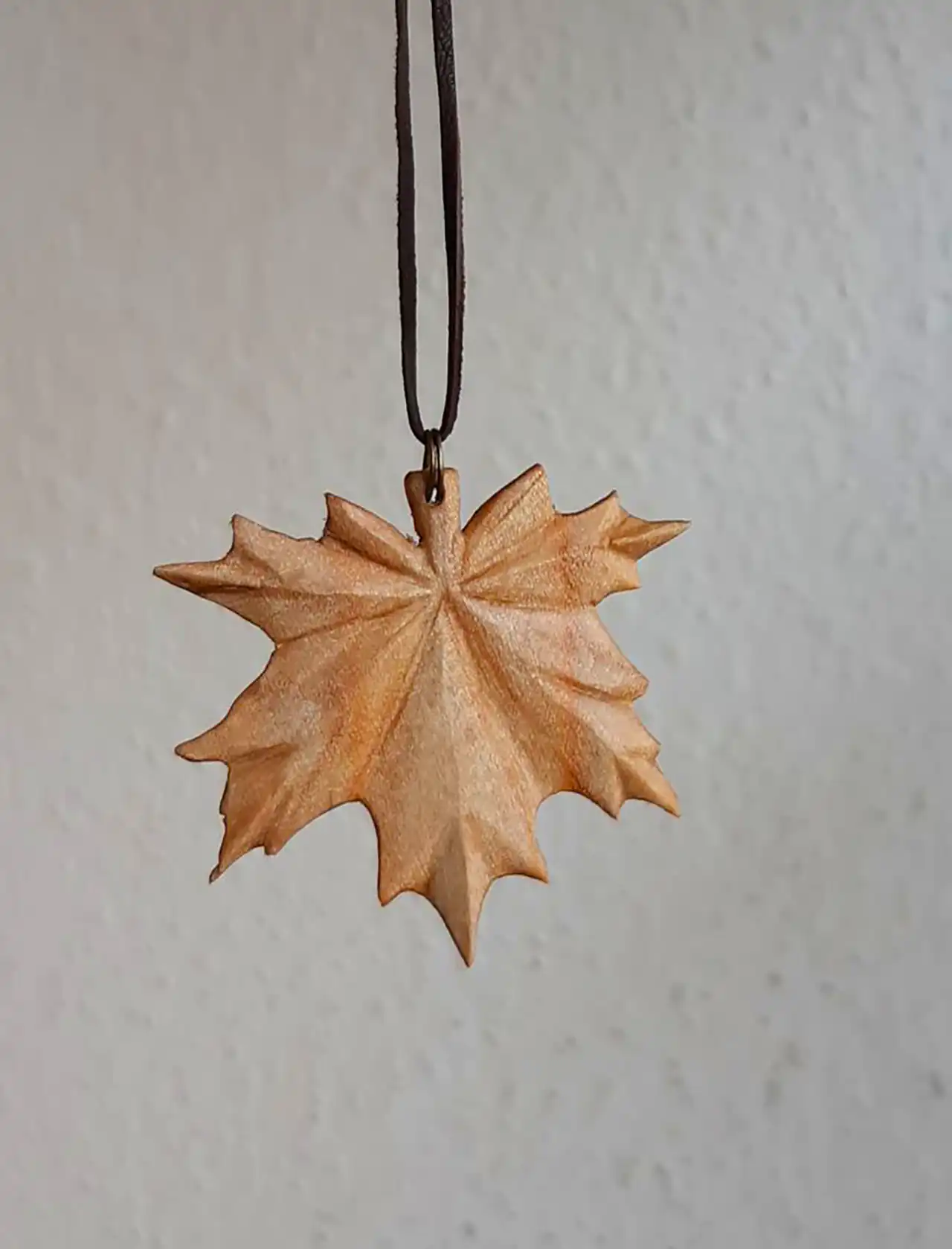 گردنبند چوبی طرح برگ