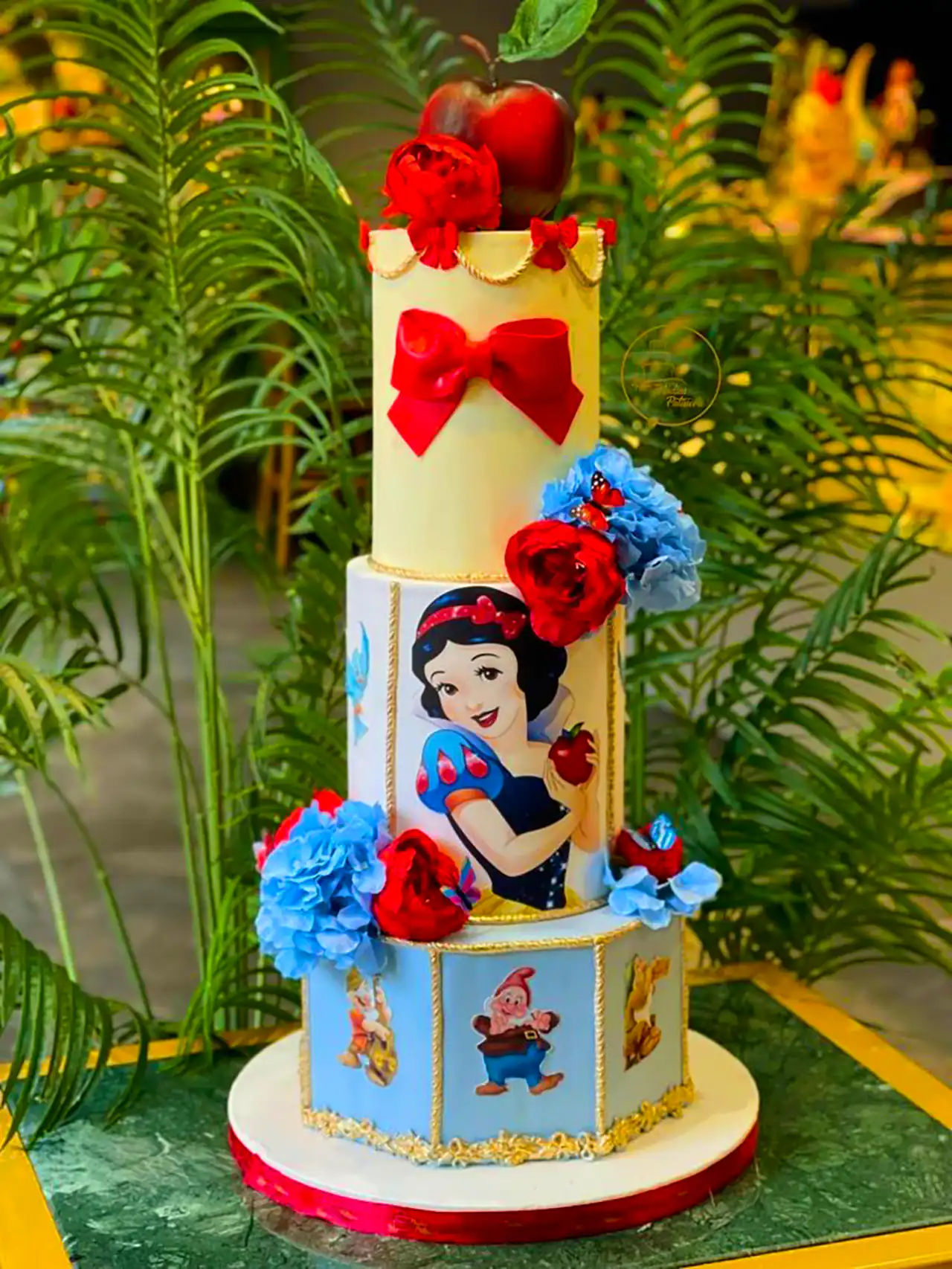 کیک تولد سفیدبرفی