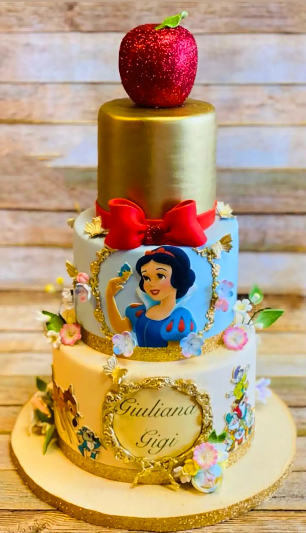 کیک تولد سفیدبرفی