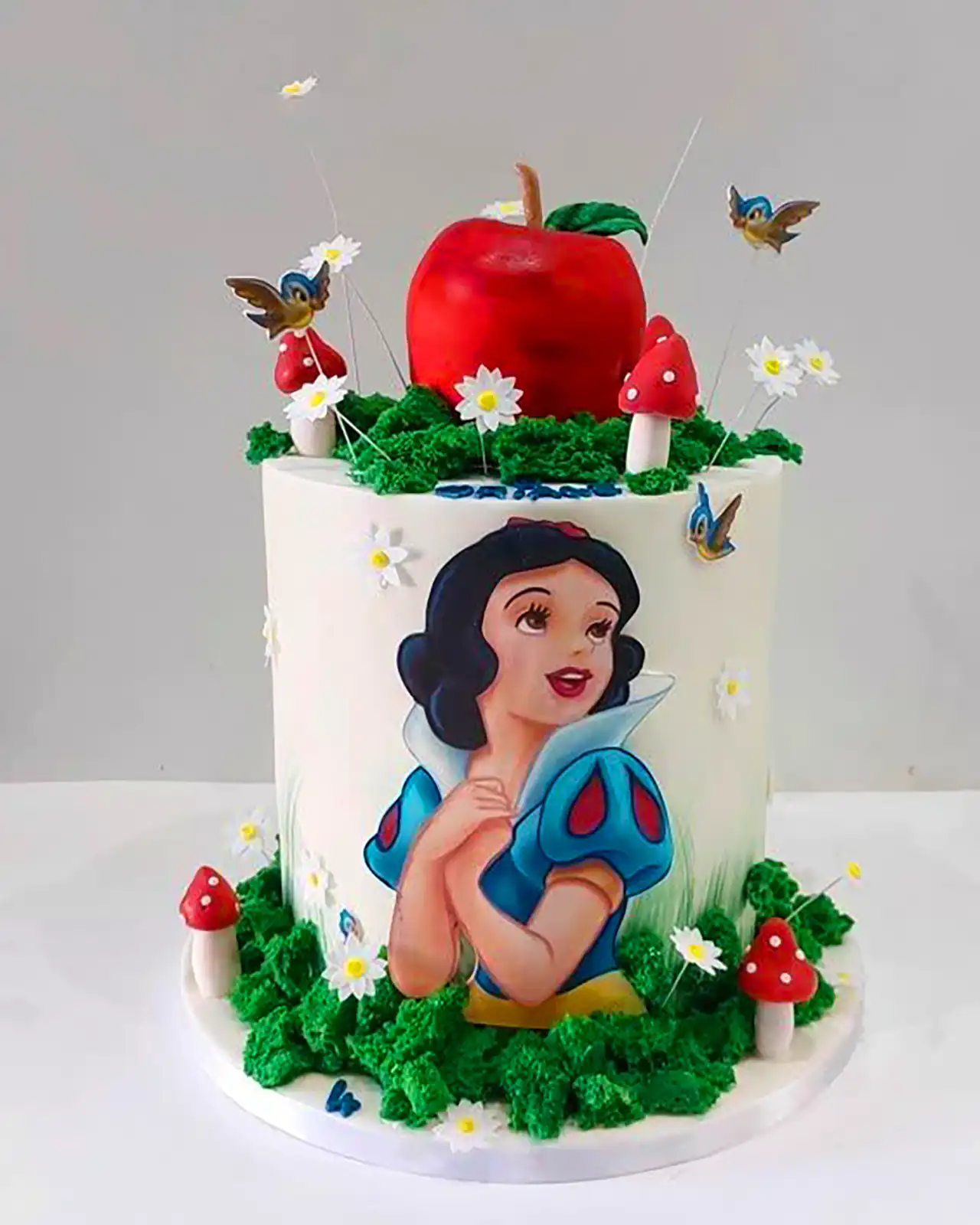 کیک تولد سفیدبرفی