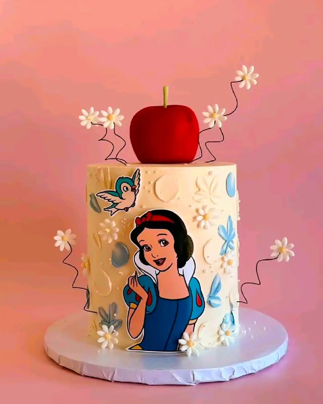 کیک تولد سفیدبرفی