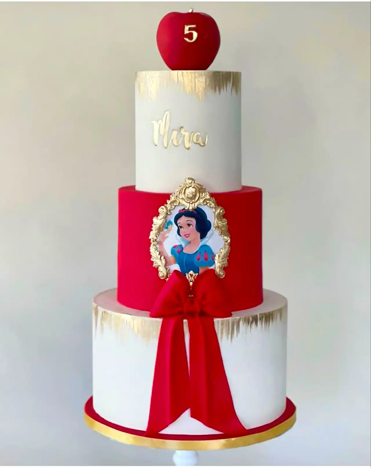 کیک تولد سفیدبرفی