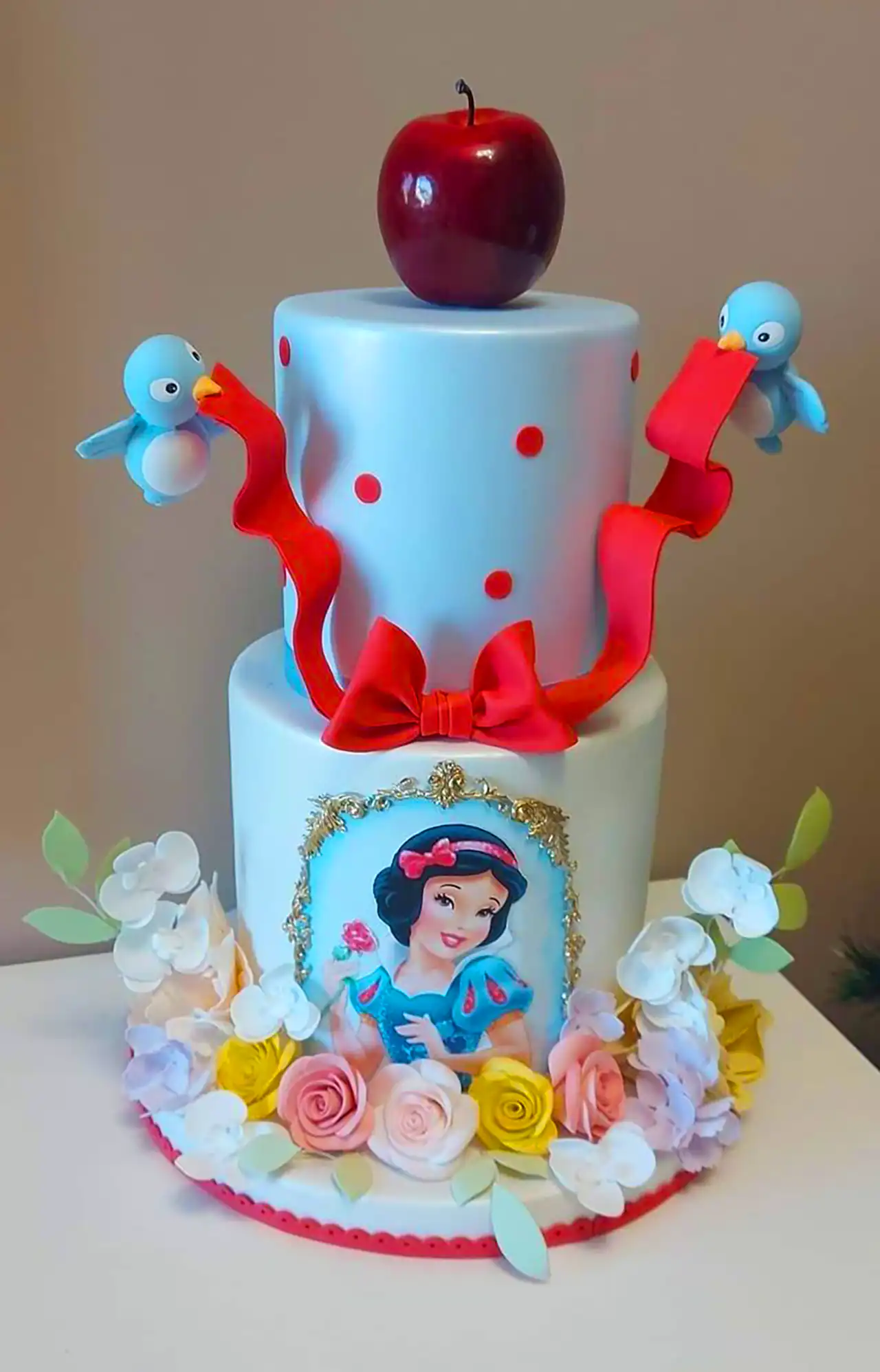 کیک تولد سفیدبرفی