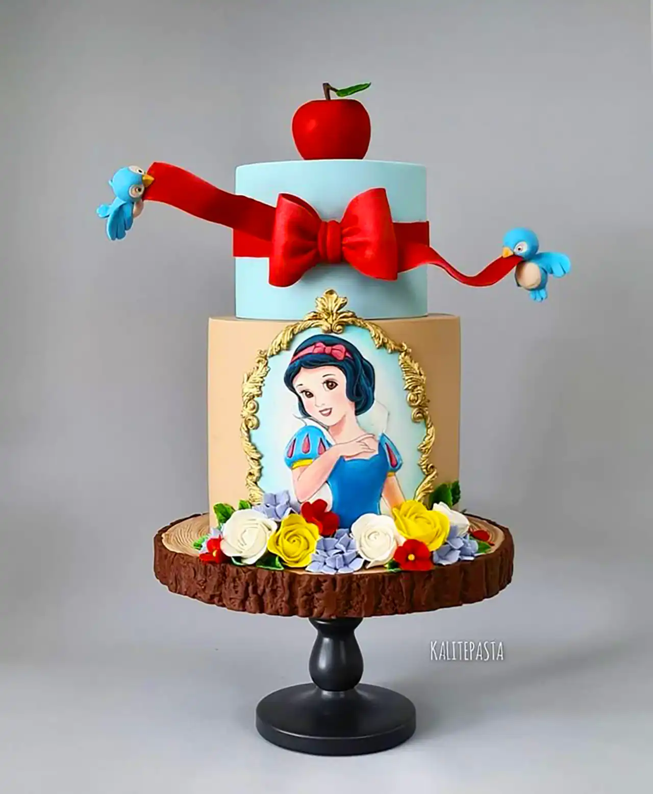 کیک تولد سفیدبرفی