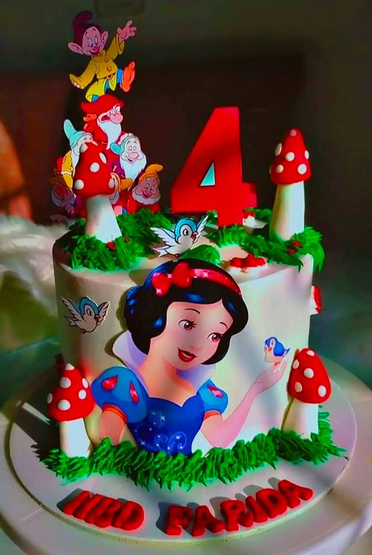 کیک تولد سفیدبرفی