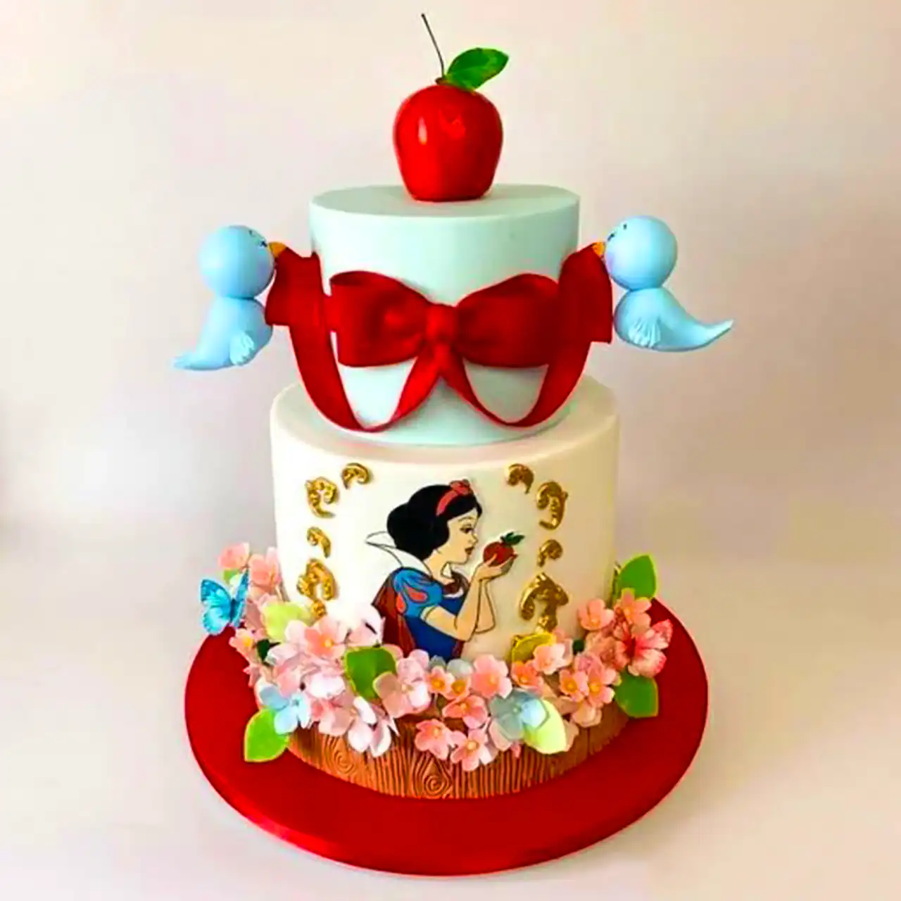 کیک تولد سفیدبرفی