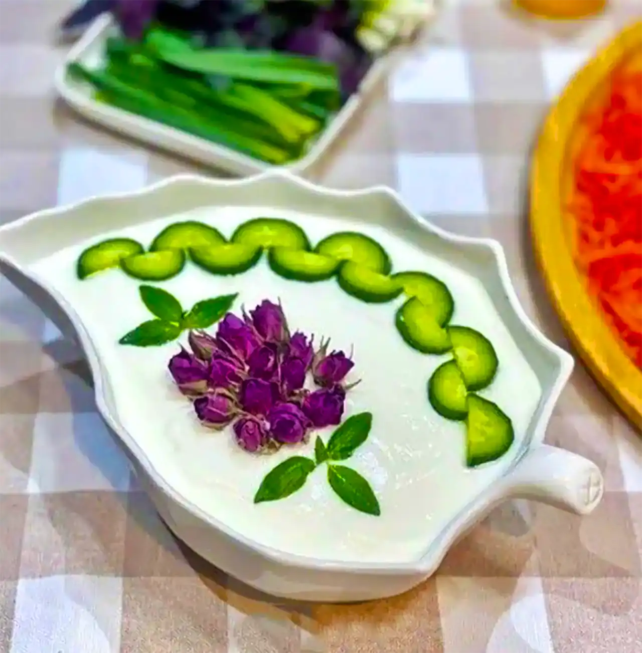 تزیین ماست با خیار