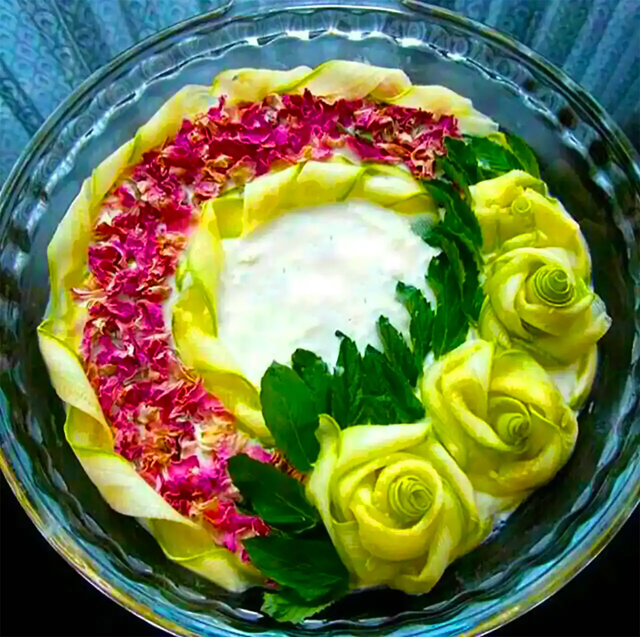 تزیین ماست با خیار