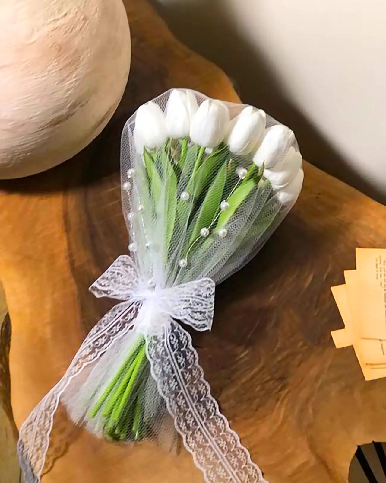 دسته گل لاله سفید عروس