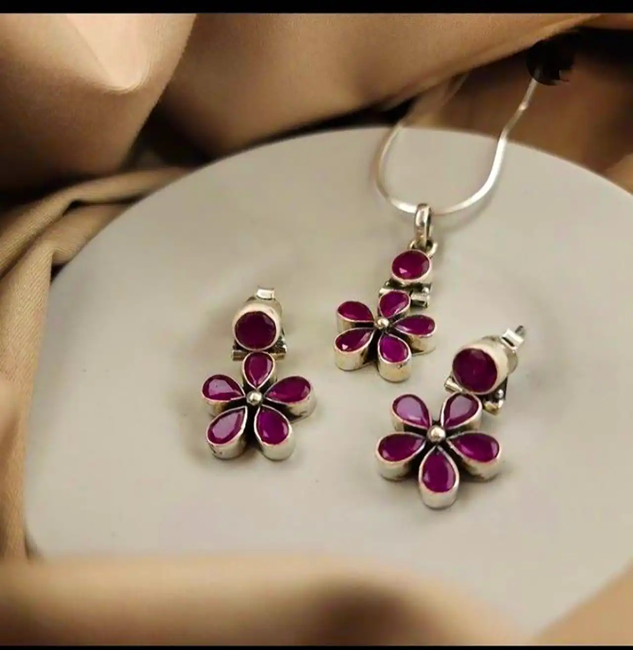 گردنبند نگین صورتی