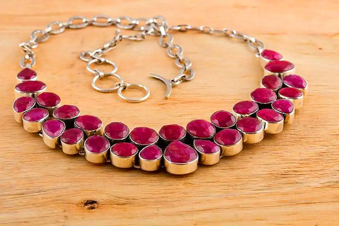 گردنبند نگین صورتی