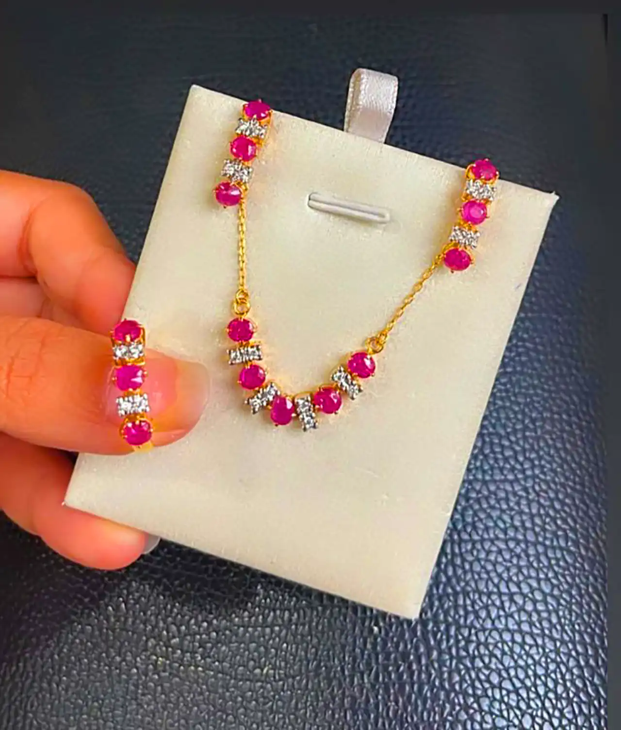 گردنبند نگین صورتی