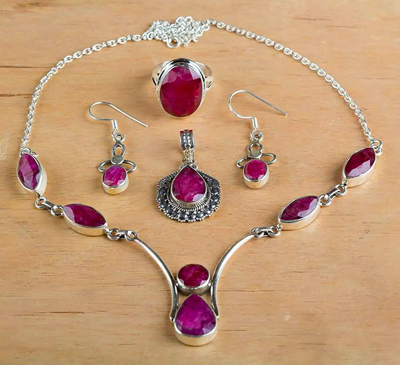 گردنبند نگین صورتی