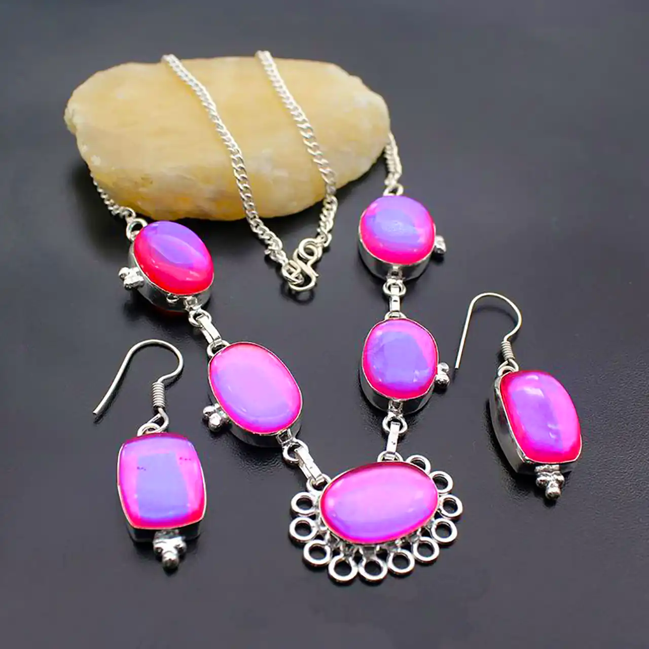 گردنبند نگین صورتی