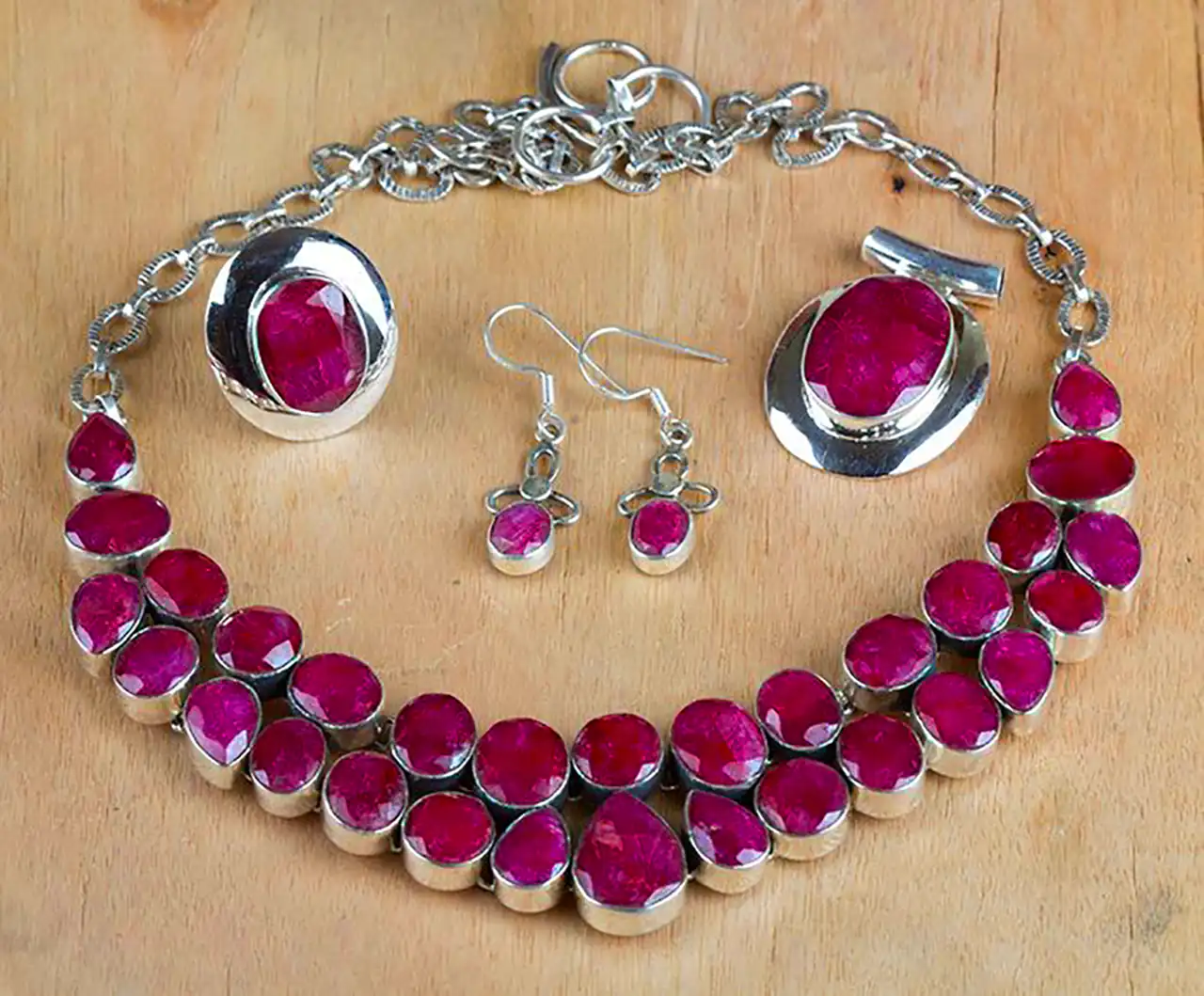 گردنبند نگین صورتی