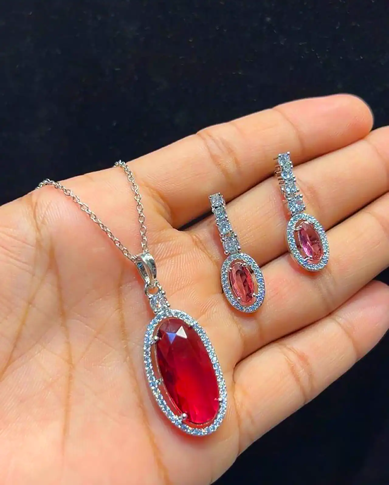 گردنبند نگین صورتی