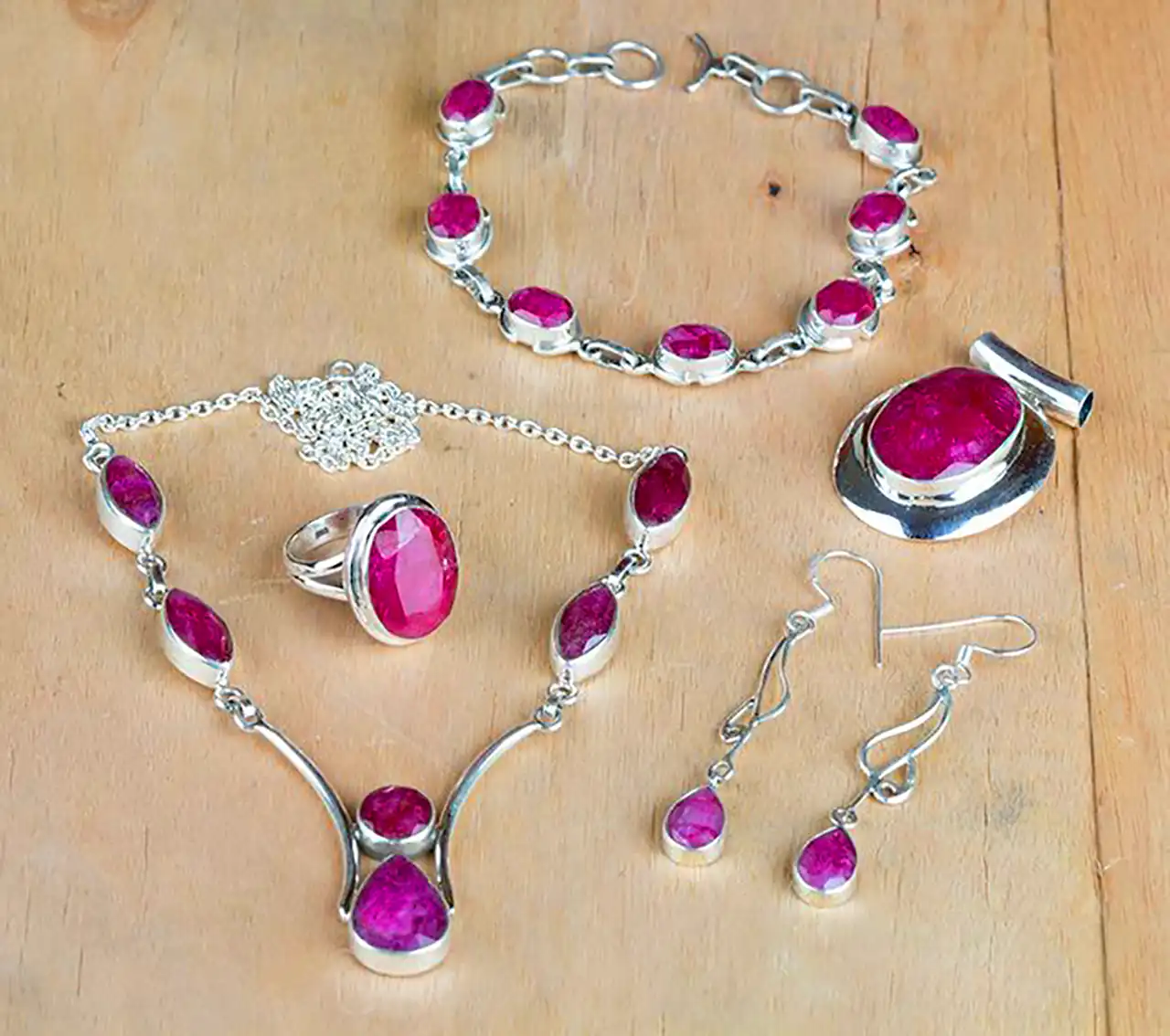 گردنبند نگین صورتی