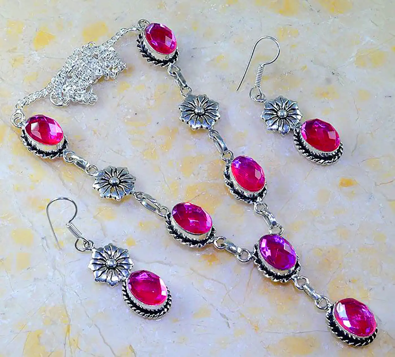 گردنبند نگین صورتی