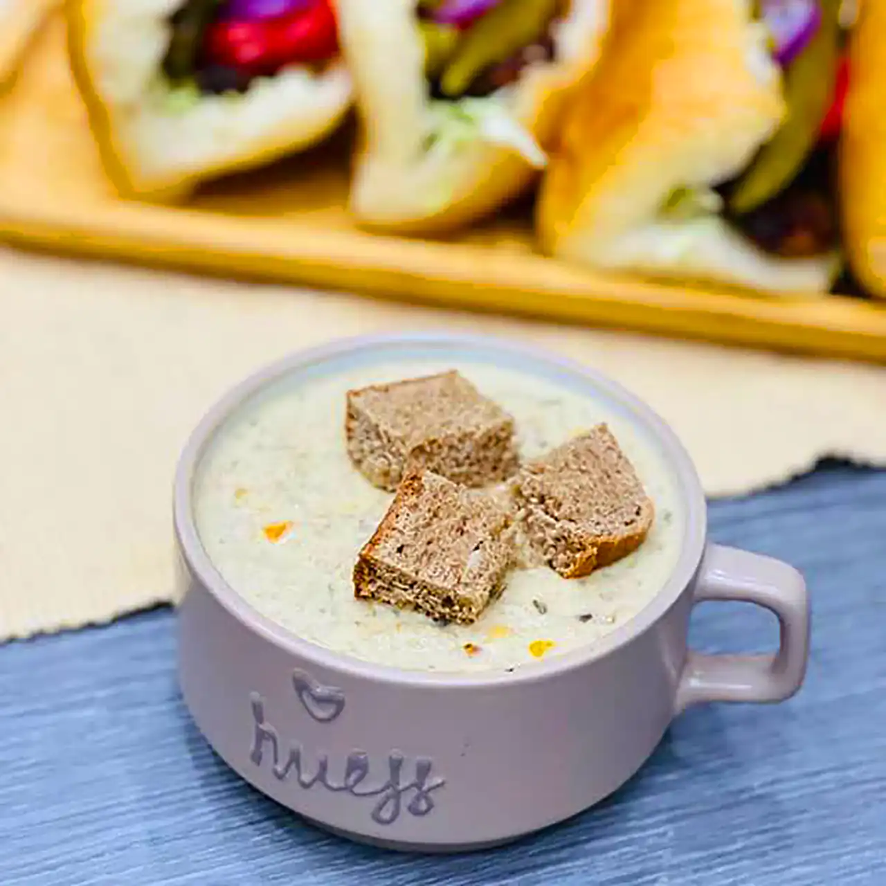 سرو سوپ شیر و قارچ