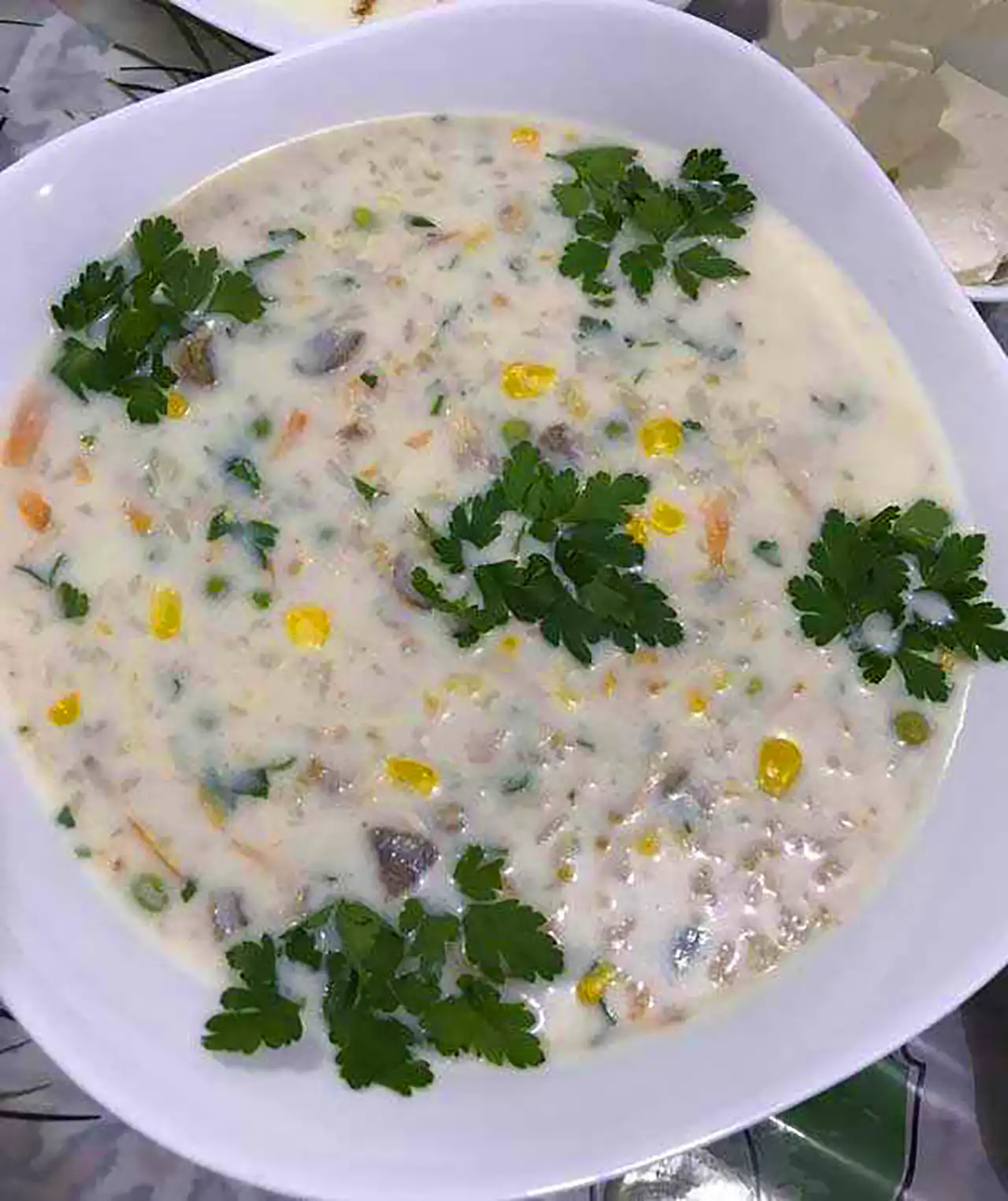 سرو سوپ شیر و قارچ