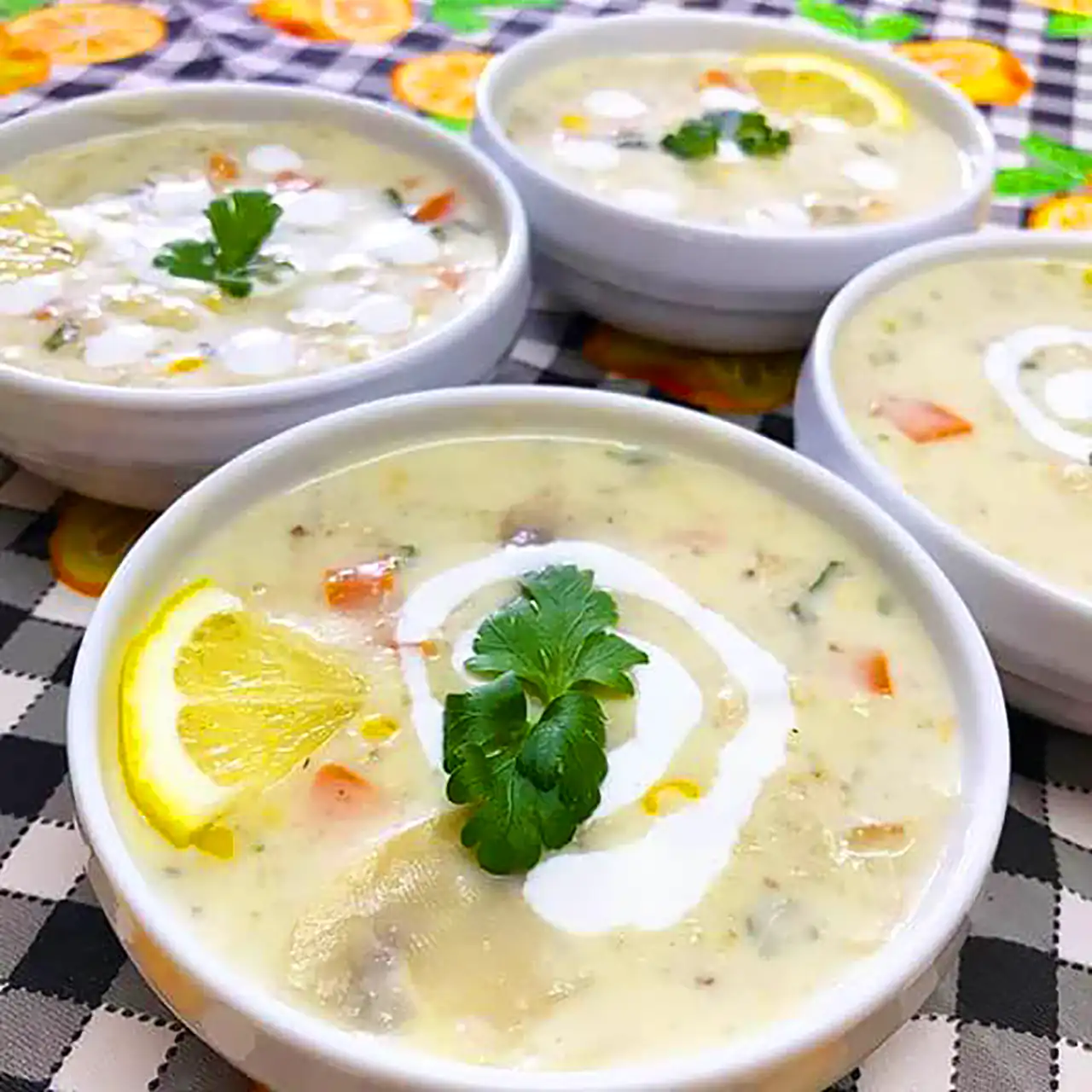 سرو سوپ شیر و قارچ