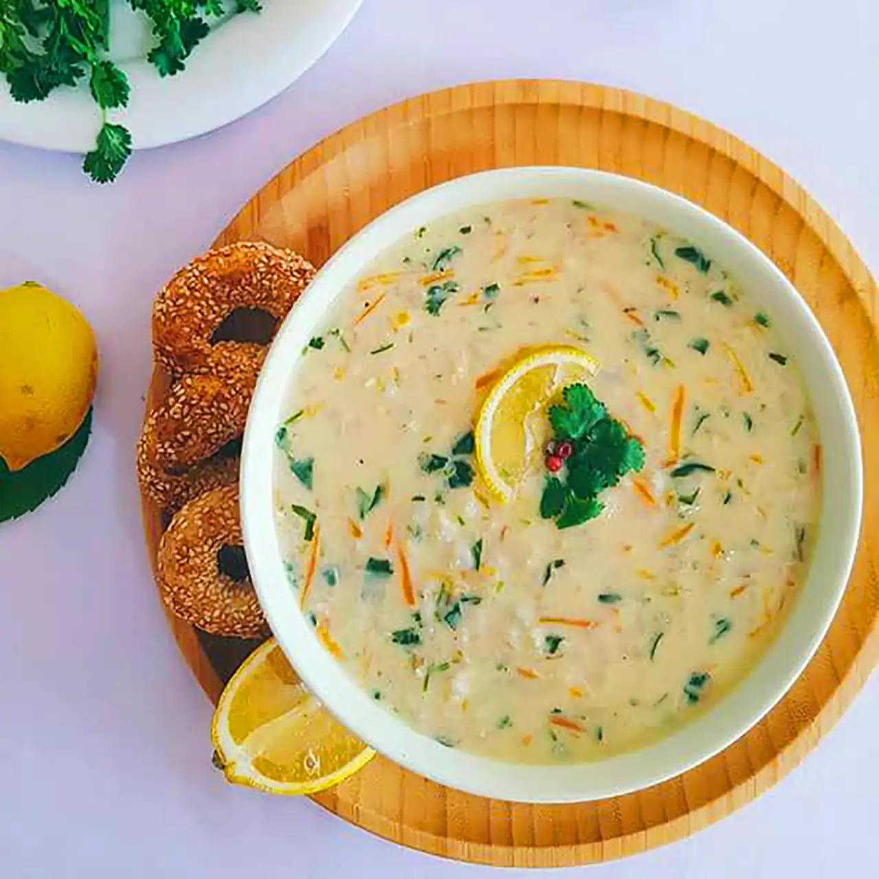 سرو سوپ شیر و قارچ