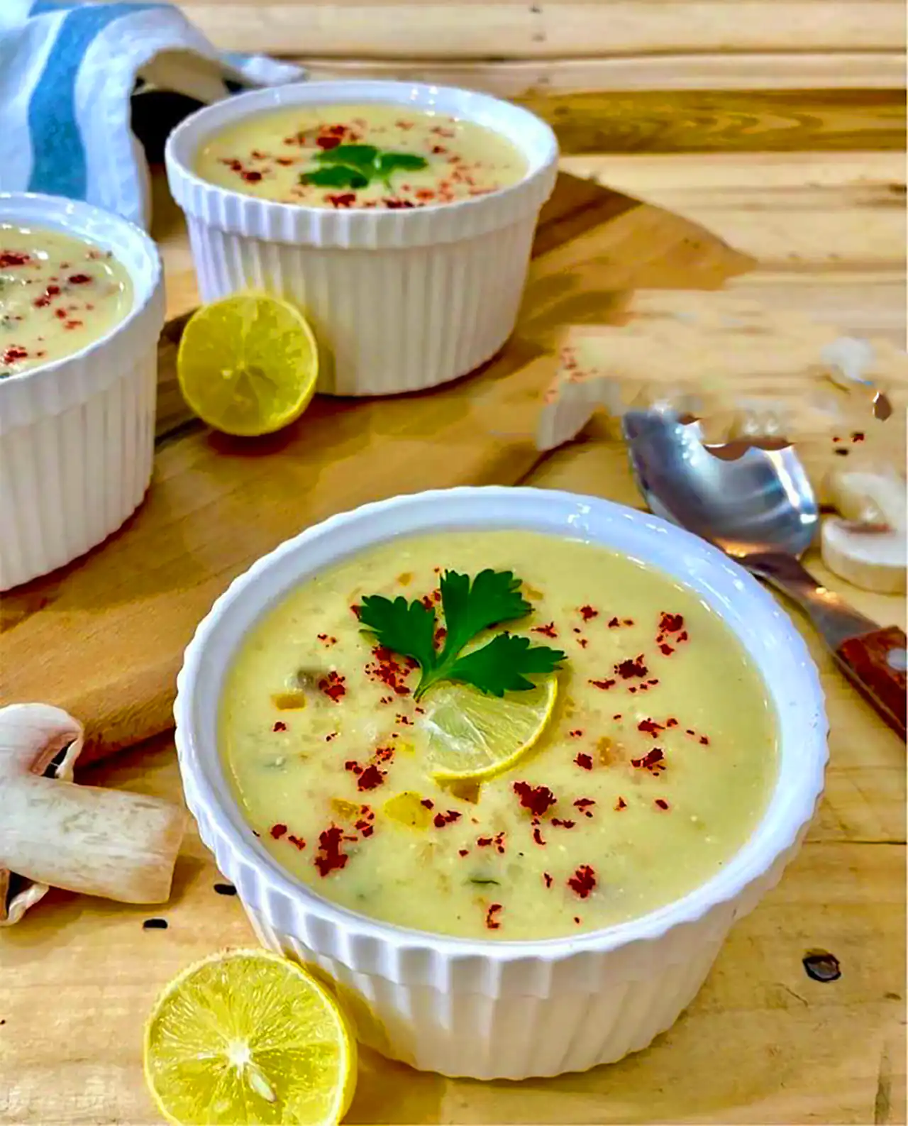 سرو سوپ شیر و قارچ