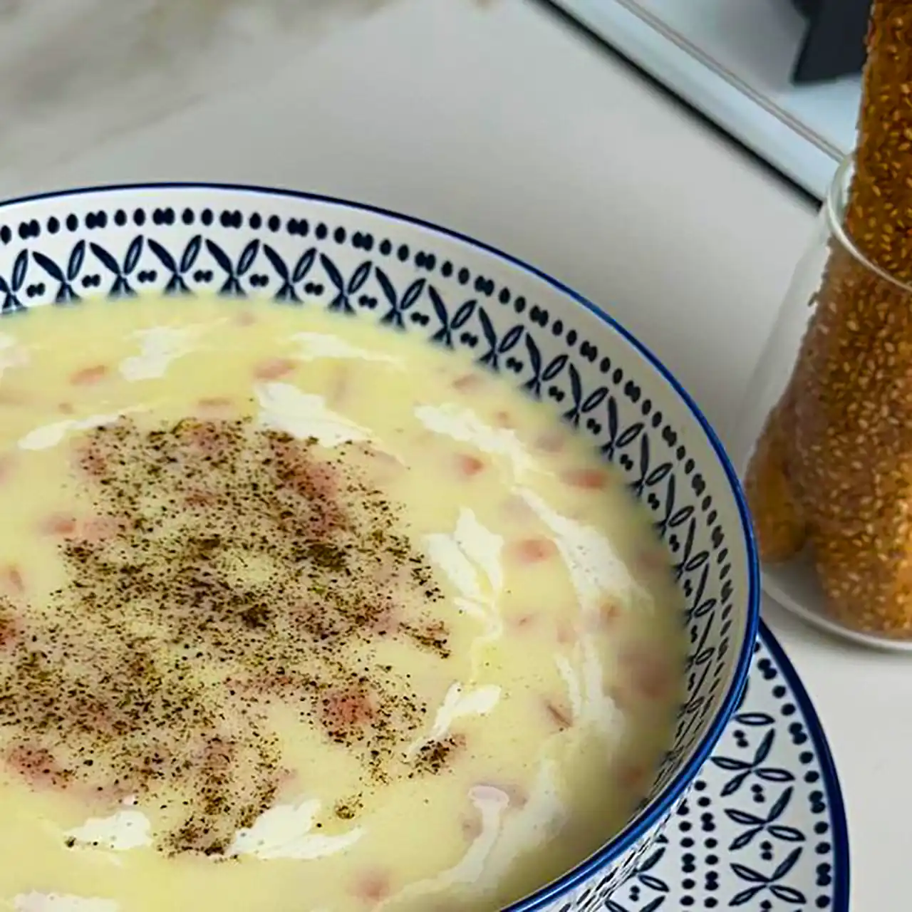 سرو سوپ شیر و قارچ