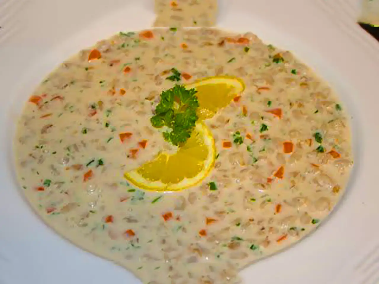 سرو سوپ شیر و قارچ