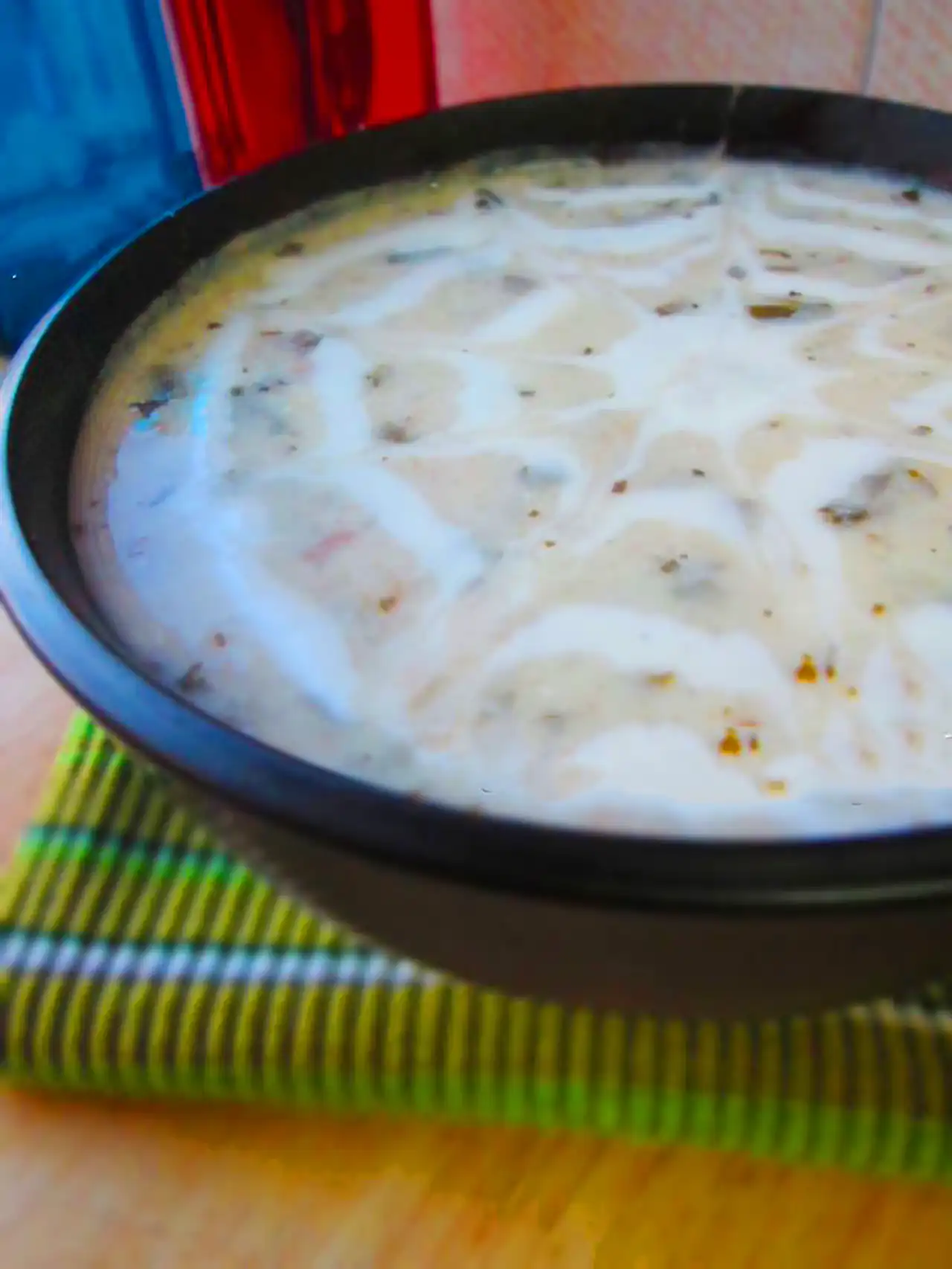 سرو سوپ شیر و قارچ