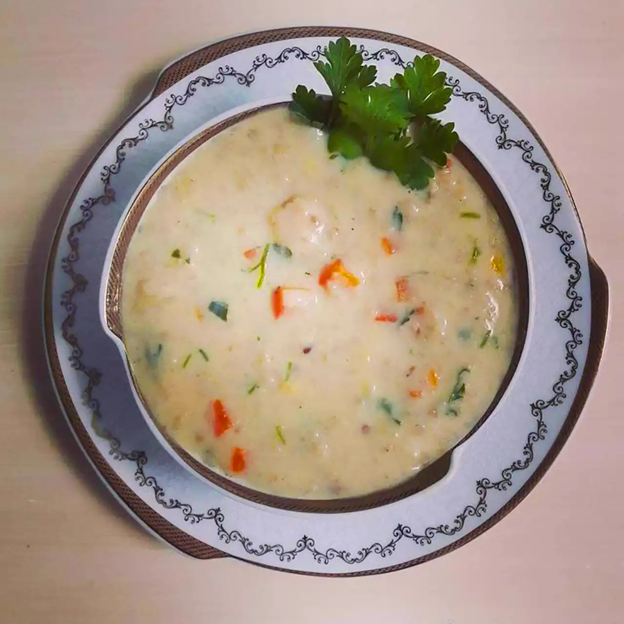 سرو سوپ شیر و قارچ