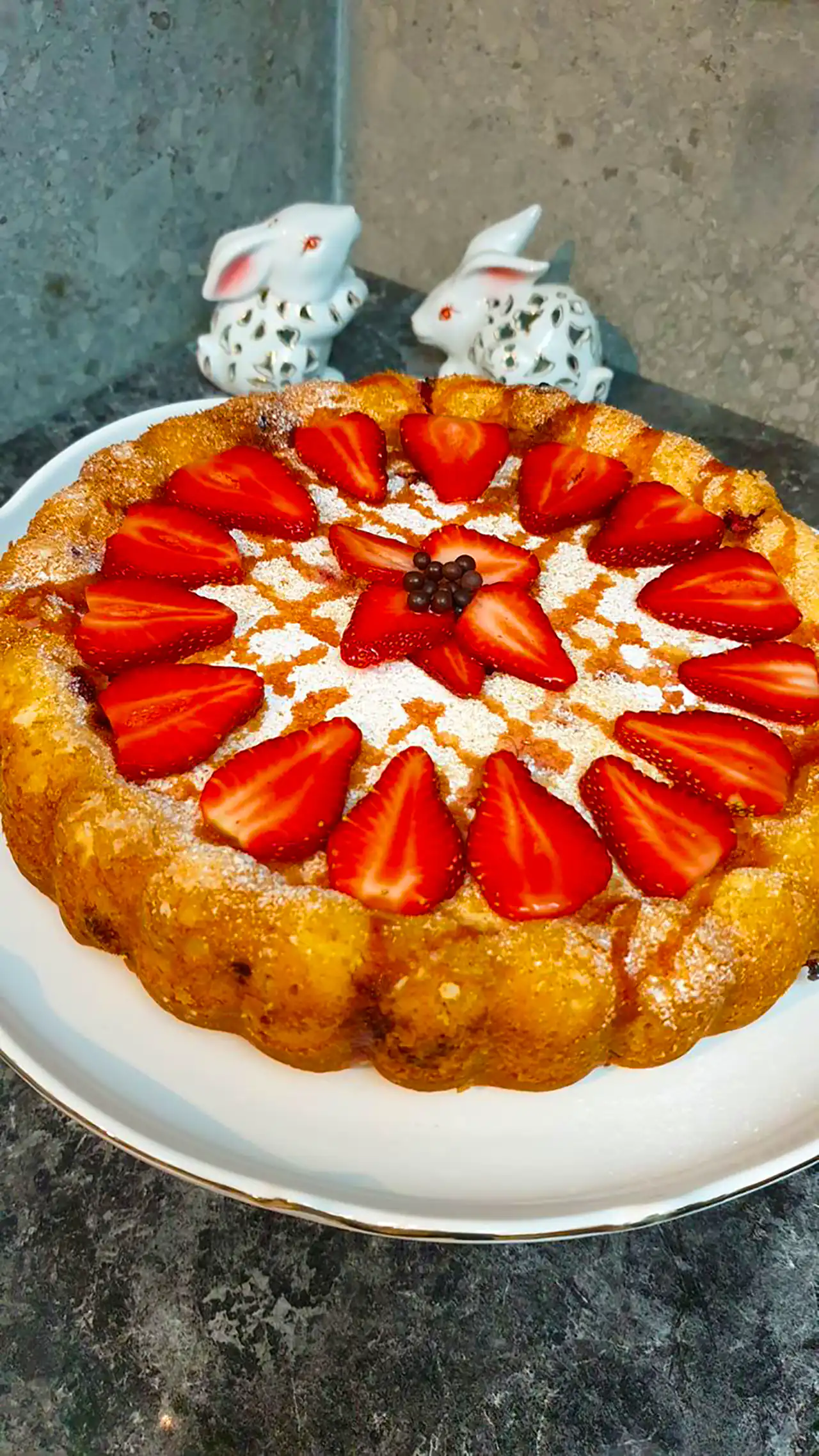 تززین کیک با توت فرنگی