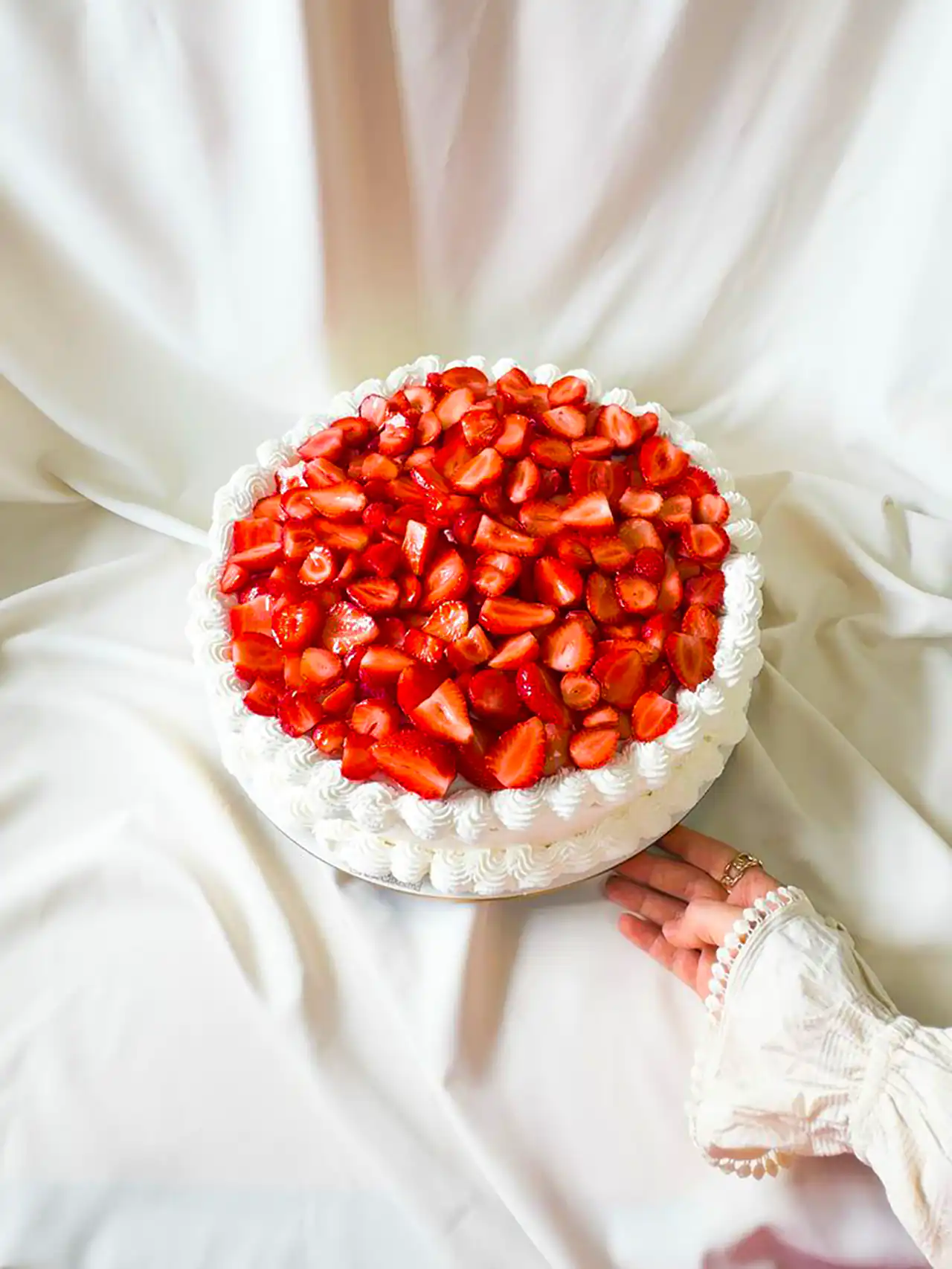 تززین کیک با توت فرنگی