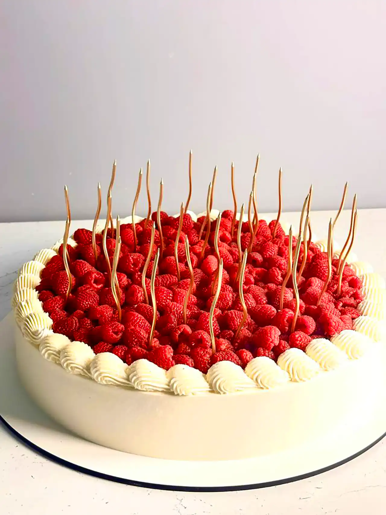 تززین کیک با توت فرنگی