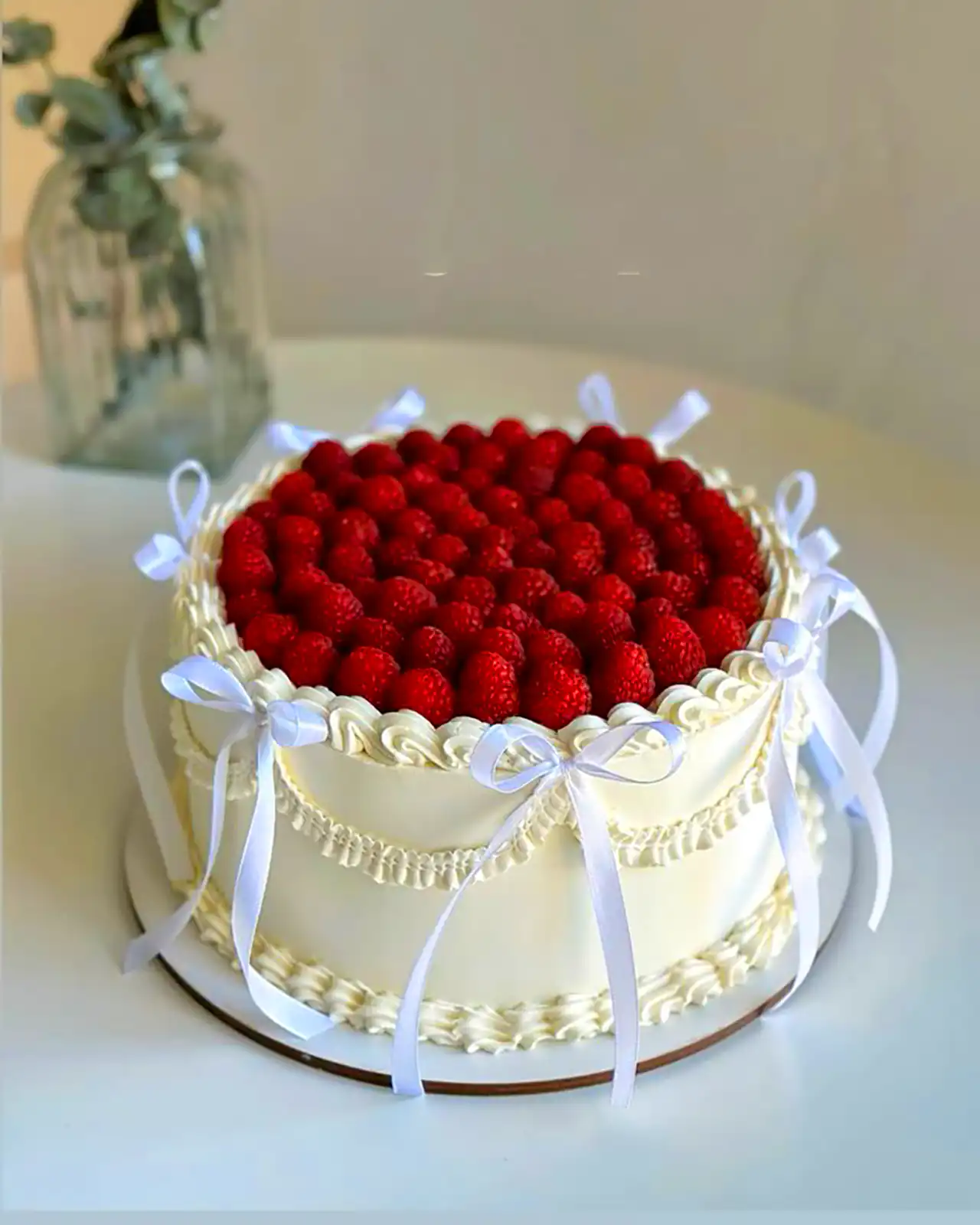 تززین کیک با توت فرنگی