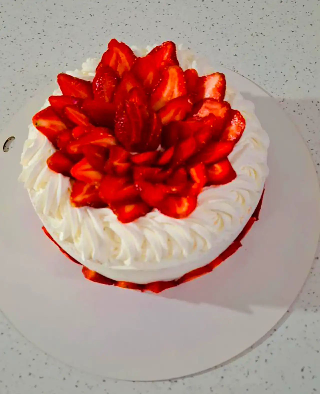 تززین کیک با توت فرنگی